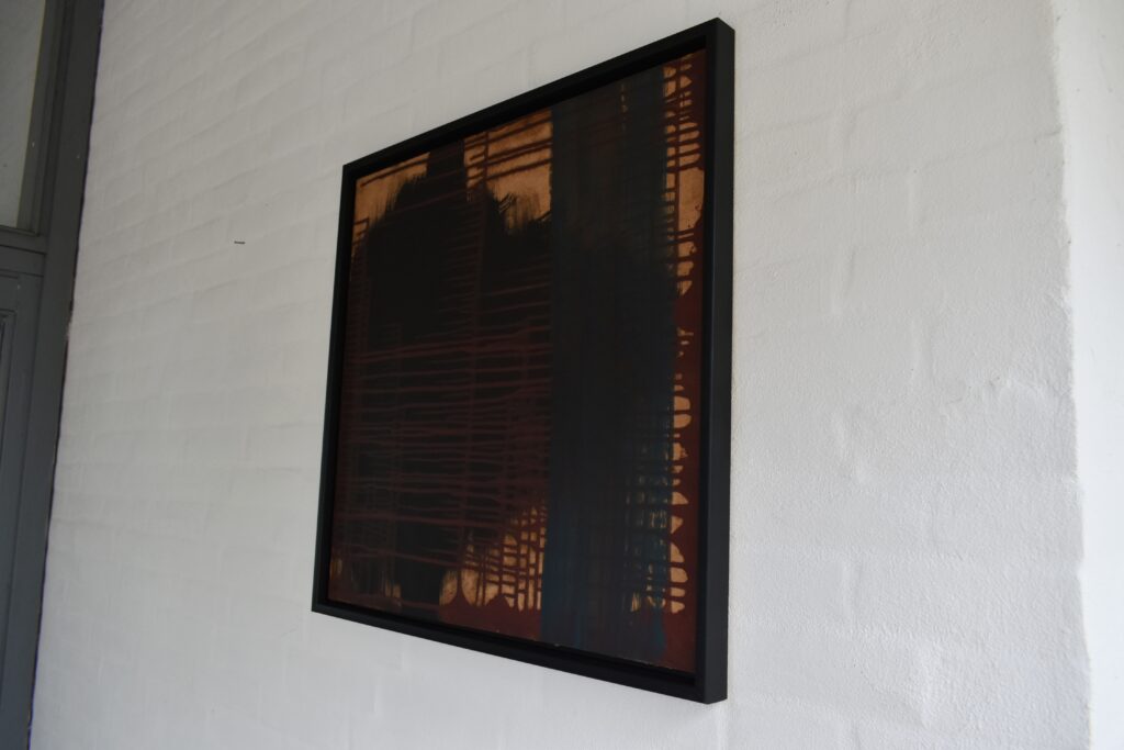 No. 360 Mål 61x61cm Titel: Striber i rødt Olie på masonite incl. svæveramme sort/sølv Pris kr. 4.000/Euro 535