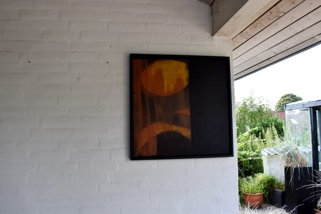 No. 361 Tittel: Mørket vender tilbage Størrelse: h. 61cm x b. 61 cm Materiale: Oil on camasonite Indramning: Svæveramme sølv/sort Pris: dkr. 4.000 Euro 535