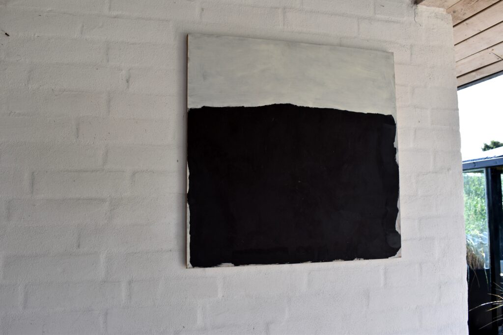 No. 365 Tittel: Sort i hvidt Størrelse: h. 61cm x b. 61 cm Materiale: Oil on camasonite Indramning: Svæveramme sølv/sort Pris: dkr. 4.000 Euro 535