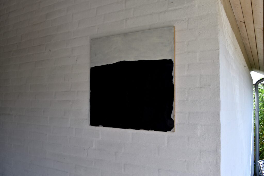 No. 365 Tittel: Sort i hvidt Størrelse: h. 61cm x b. 61 cm Materiale: Oil on camasonite Indramning: Svæveramme sølv/sort Pris: dkr. 4.000 Euro 535