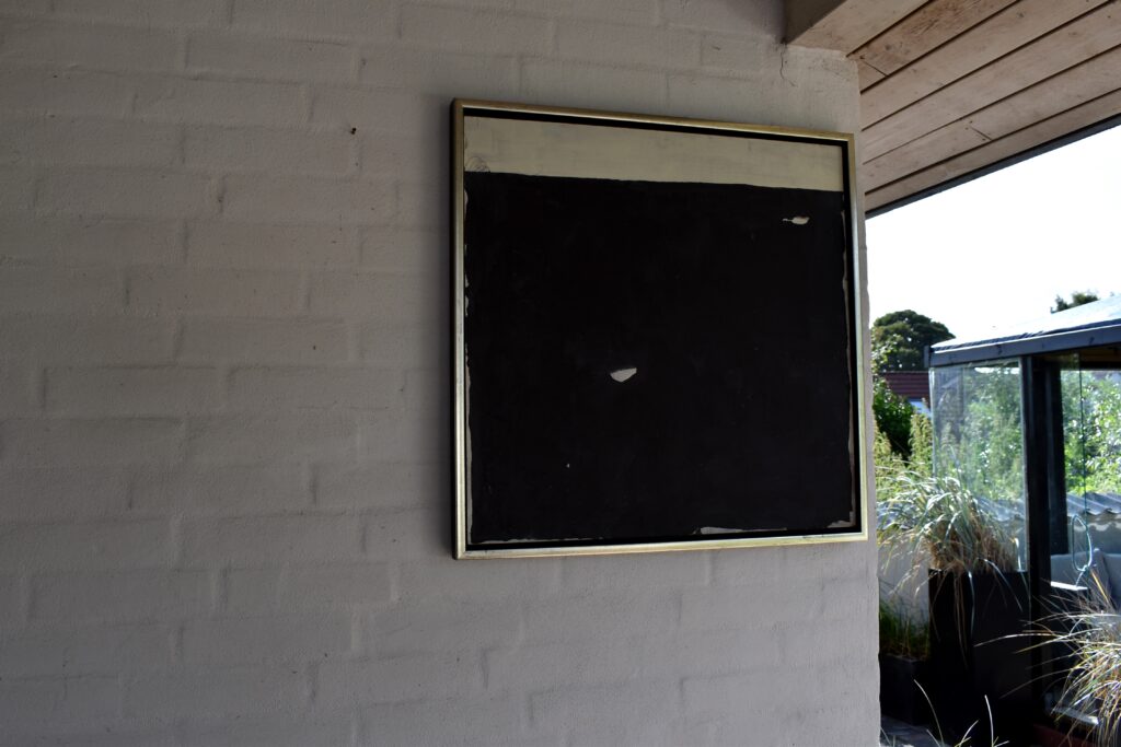 No. 367 Tittel: Sort med hvidt Størrelse: h. 61cm x b. 61 cm Materiale: Oil on camasonite Indramning: Svæveramme sølv/sort Pris: dkr. 4.000 Euro 535
