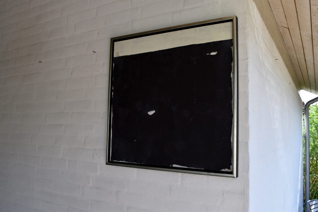No. 367 Tittel: Sort med hvidt Størrelse: h. 61cm x b. 61 cm Materiale: Oil on camasonite Indramning: Svæveramme sølv/sort Pris: dkr. 4.000 Euro 535