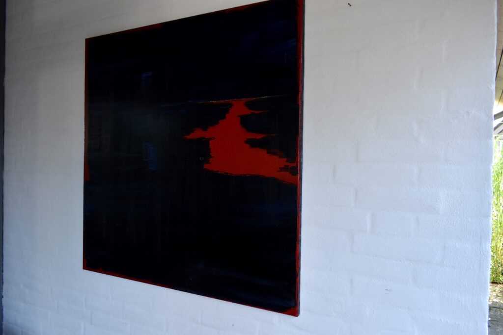 No. 394 Mål 100x100cm Titel: Stillerød Olie på lærred incl. svæveramme sort/sølv Pris kr. 10.000/Euro 1.340